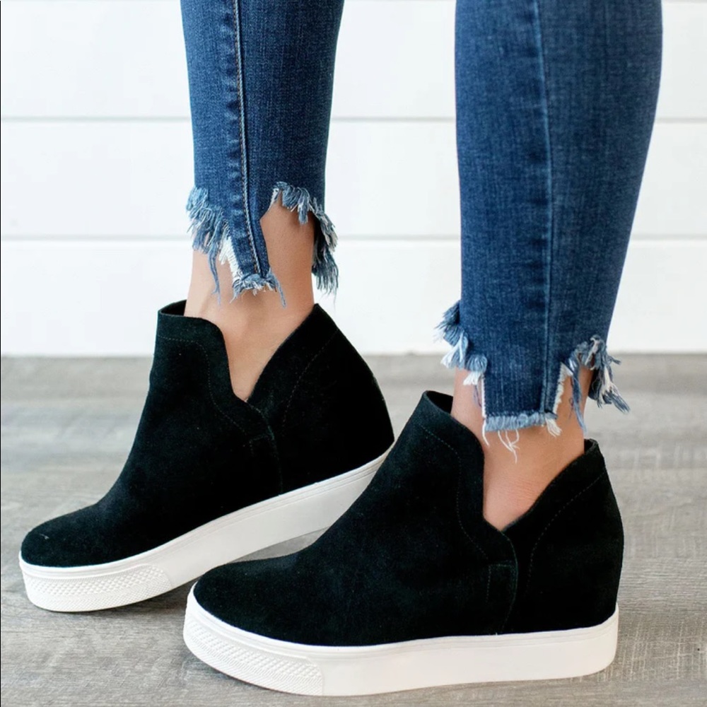 Steve Madden Wrangle Sneaker - size 7, black suede